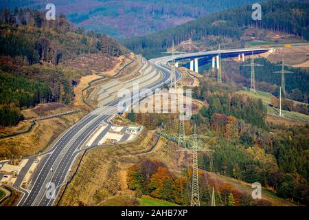 Foto aerea, autostrada A46 Estensione, collegamento e Bestwig Olsberg con ponte autostradale Nuttlar, Föckinghausen, Bestwig, Sauerland, Nord Rhine-West Foto Stock