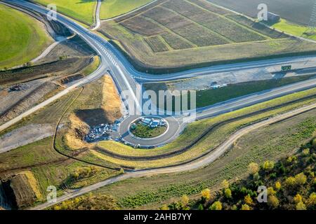 Foto aerea, rotatoria alla fine dell'AUTOSTRADA, AUTOSTRADA A46 Estensione, collegamento e Bestwig Olsberg con ponte autostradale Nuttlar, , Bestwig, S Foto Stock