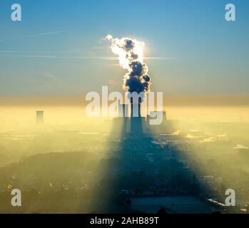 Foto aerea, impianto alimentato a carbone Westfalen di RWE, mattina impressione, luce posteriore con cielo blu e impianto di alimentazione fumo, torre di raffreddamento, THTR, ex Foto Stock