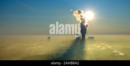 Foto aerea, impianto alimentato a carbone Westfalen di RWE, mattina impressione, luce posteriore con cielo blu e impianto di alimentazione fumo, torre di raffreddamento, THTR, ex Foto Stock