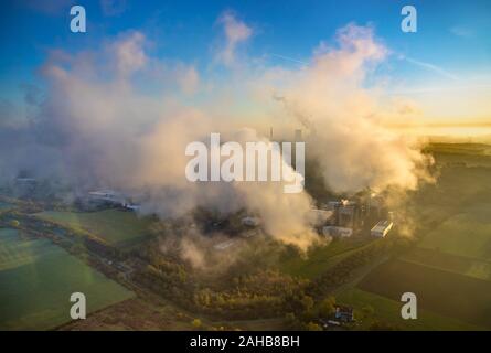 Foto aerea di turbina a gas impianto di alimentazione, GUD, Trianel, emissione di raffreddamento aria di scarico, mattina impressione, sfondo con cielo blu e impianto di alimentazione fumo, Foto Stock