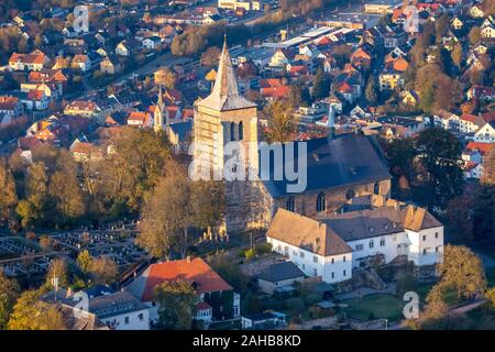 Foto aerea, panoramica Obermarsberg, Chiesa Collegiata di San Pietro e Paolo e cattolica chiesa Nikolaikirche , Marsberg, Sauerland, Renania settentrionale-Vestfalia Foto Stock