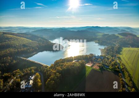 Fotografia aerea, Hennetalsperre, Hennesee, acqua bassa presso la riva, Meschede, Sauerland, Renania settentrionale-Vestfalia, Germania, DE, Europa, forme e colo Foto Stock