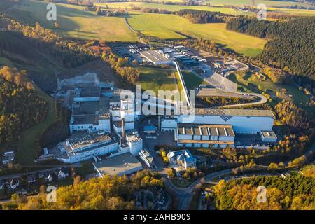 Fotografia aerea, birreria C.& A. VELTINS GmbH & Co. KG, con estensione sito in costruzione, Grevenstein, Meschede, Sauerland, Renania settentrionale-Vestfalia, G Foto Stock
