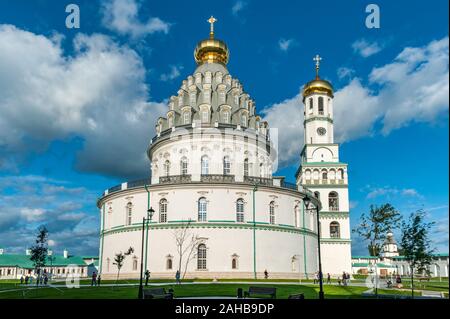 Cattedrale di risurrezione nella nuova Gerusalemme monastero su una soleggiata giornata estiva. Attrazioni turistiche in Russia. Foto Stock