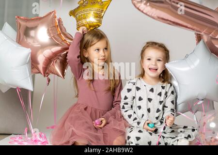 Close up ritratto di due sorelle, 7 anni bionda ragazza Toddler e 3 anni Bambino, Sorelle, migliori amici, Happy Family Concept Foto Stock
