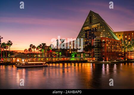 Orlando, Florida. Dicembre 18, 2019. Walt Disney World Dolphin Hotel e taxi boat in Lake Buena Vista. Foto Stock