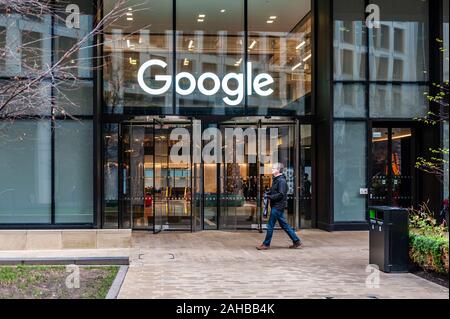 L'uomo cammina passato Google UK Sede di San Pancrazio Square, Londra, Regno Unito. Foto Stock