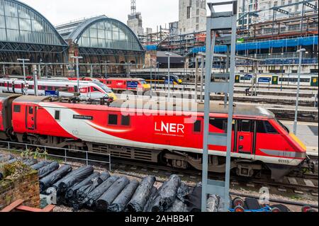 I treni in attesa di partire a Kings Cross stazione ferroviaria, Londra, Regno Unito. Foto Stock