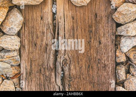 Il legno vecchio e rock railroad via texture di sfondo Foto Stock