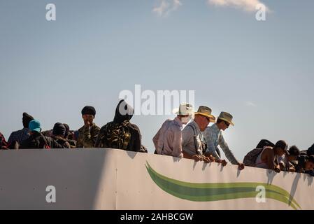 San Pedro, Ambergris Caye Belize - Novembre, 18, 2019. Mennoniti, Amish uomini arrivare in taxi acqueo fino a San Pedro da Belize City in mattinata. Foto Stock