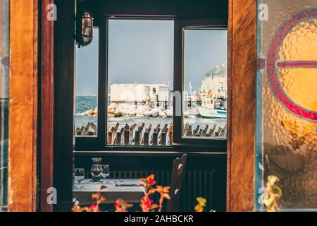 Sorrento, Marina grande vista mare dalla spiaggia attraverso la finestra del piccolo ristorante. Foto Stock
