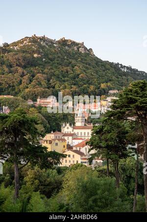 Vista della città portoghese di Sintra con la fortezza moresca sulla collina sopra la città Foto Stock