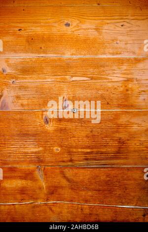 Vecchia porta di legno con un piccolo occhio magico. Foto Stock