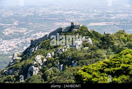 Vista della città portoghese di Sintra con la fortezza moresca o Castelo dos Mouros sulla collina sopra la città Foto Stock