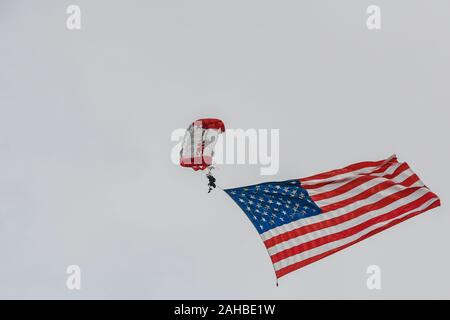 Dic 27, 2019 : Lo sbarco con la bandiera americana è Dana Bowman, un veterano americano Esercito il sergente di prima classe che è servito come una delle forze speciali soldato e membro dell'esercito parachute team, il Golden Knights. Bowman è un doppio amputato, che ha perso le sue gambe in una collisione in volo durante il Golden Knights formazione. Ge ha volato nella prima il match tra il percorso UNC Tar Heels e il Tempio di gufi a livello militare ciotola all'Navy-Marine Corps Memorial Stadium in Annapolis, MD. Foto Stock