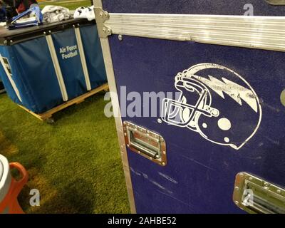 Phoenix, AZ, Stati Uniti d'America. 27 Dic, 2019. Il Washington State Cougars versus Air Force al recipiente Cheez-It Anteprima, al Chase Field di Phoenix, AZ. (Assoluta fotografo completo & Company Credit: Jose Marin/MarinMedia.org/Cal Sport Media) (vita di Hollywood, SHUTTERSTOCK OUT). Credito: csm/Alamy Live News Foto Stock