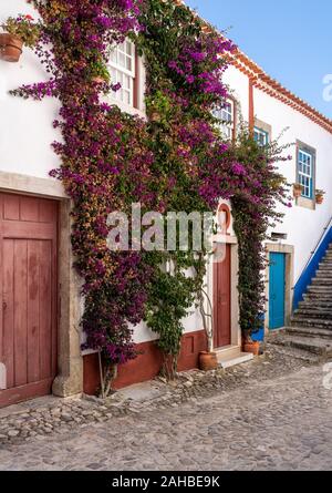 Gradini ripidi con case nel vecchio centro medievale città murata di Obidos in Portogallo Foto Stock