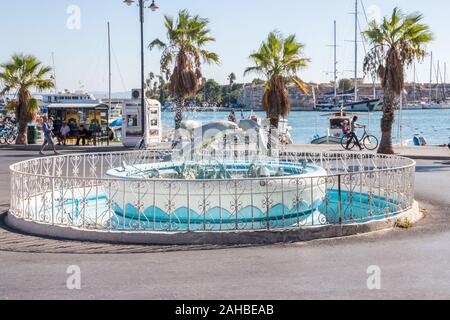 Kos, Grecia - 21 Settembre 2019: fontana dei Delfini alla rotatoria dal porto. La piazza id nota come Dolphin Square Foto Stock