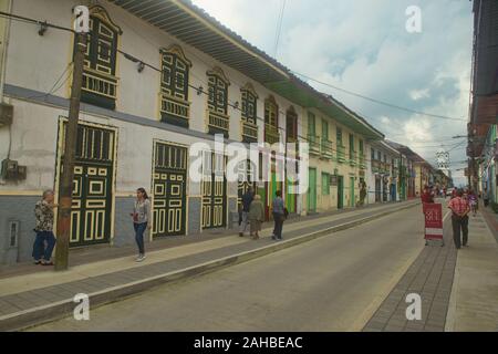 Colorata architettura coloniale in Filandia nella zona Cafetera, Colombia Foto Stock