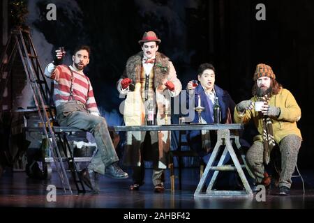 Sydney, Australia. Il 28 dicembre 2019. Chiamata multimediale per la finale prova generale de La Bohème, che si apre a Sydney Opera House per la Vigilia di Capodanno e corre per tutto il mese di gennaio. Opera Australia il forte programma estivo si apre con Gale Edwards' adorato produzione de La Bohème, una rinascita che vede Puccini boemo classica storia di amore presentato contro lo sfondo di 1930 di Berlino. Credito: Richard Milnes/Alamy Live News Foto Stock