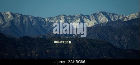 Los Angeles, California, USA. 27 Dic, 2019. Coperta di neve montagne dietro il segno di Hollywood è visto a Kenneth Hahn membro Recreation Area di Venerdì, 27 dicembre 2019 a Los Angeles, California, USA. Credito: Ringo Chiu/ZUMA filo/Alamy Live News Foto Stock