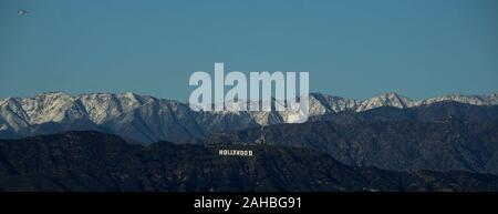 Los Angeles, California, USA. 27 Dic, 2019. Coperta di neve montagne dietro il segno di Hollywood è visto a Kenneth Hahn membro Recreation Area di Venerdì, 27 dicembre 2019 a Los Angeles, California, USA. Credito: Ringo Chiu/ZUMA filo/Alamy Live News Foto Stock