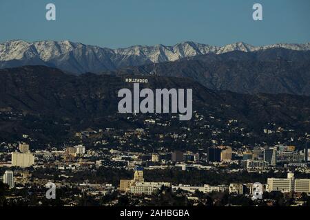 Los Angeles, California, USA. 27 Dic, 2019. Coperta di neve montagne dietro il segno di Hollywood è visto a Kenneth Hahn membro Recreation Area di Venerdì, 27 dicembre 2019 a Los Angeles, California, USA. Credito: Ringo Chiu/ZUMA filo/Alamy Live News Foto Stock