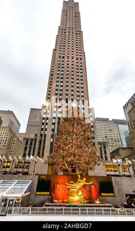 New York, Stati Uniti d'America, 27 dicembre 2019. Un gigantesco albero di natale accanto alla pista di pattinaggio su ghiaccio al Rockefeller Center nel centro cittadino di New York City. Credito: E Foto Stock