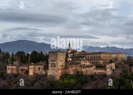 L'Alhambra su un giorno nuvoloso visto da San Nicolas view point, Granada, Spagna Foto Stock