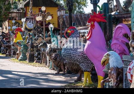 Verniciato alluminio colato sculture a Barberville cantiere stradale arte Emporium in Pierson, Florida. (USA) Foto Stock