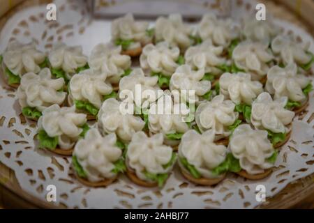 Tradizionale Thai dessert e dolci deliziosi : Candy con gelsomino sagomato. "A-lua o Allure' Thai caramelle fatte a mano. Foto Stock