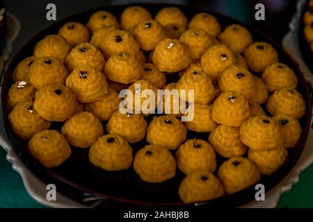 Thai dessert, piatti della cucina Tailandese : Khanom Dara o Tanga perizoma krajang Eak, la più famosa delle nove fausto i dolci della tradizione Tailandese, realizzata dal tuorlo, Foto Stock