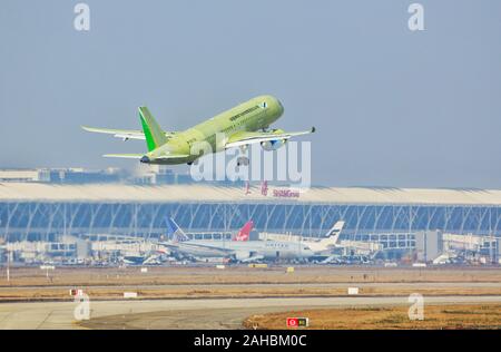 Pechino, Cina. 28 dicembre, 2019. La sesta prova piano del cinese-ha prodotto grandi jet del passeggero, C919, decolla dall'Aeroporto Internazionale di Shanghai Pudong di Shanghai, Cina orientale, Dic 27, 2019. Il sesto piano di prova del C919 completato il suo volo inaugurale venerdì. Prendendo il largo al 10:15 a.m. all'Aeroporto Internazionale di Shanghai Pudong, il getto ha volato per 2 ore e 5 minuti, principalmente il test della cabina, le luci e i rumori esterni. Credito: Xinhua/Alamy Live News Foto Stock