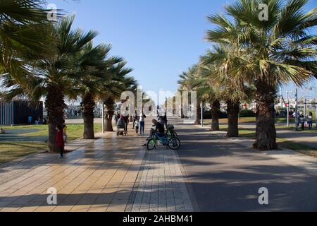 Esplorare Tel Aviv in una giornata calda e soleggiata Foto Stock