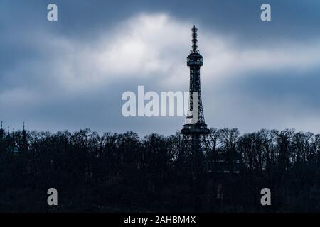 Praga, Repubblica ceca - Dicembre 2019: Petrin Lookout Tower, Repubblica Ceca Foto Stock