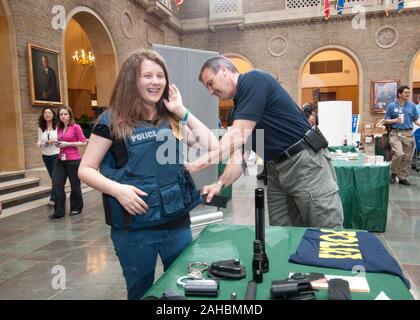 Il brevetto U. S. Department of Agriculture (USDA) terrà la sua annuale "prendere il vostro bambino al giorno di lavoro" sul patio dell'edificio Whitten Giovedì 28 Aprile, 2011. Il programma è progettato per introdurre i giovani al USDA ampia gamma di competenze e servizi. Sherry saggi cerca su un giubbotto antiproiettile al Federale Servizio di protezione presentano all'agricoltura "prendere il vostro bambino al giorno di lavoro" evento. Foto Stock