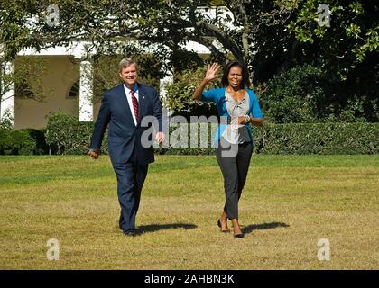 La First Lady Michelle Obama e il Segretario per l'agricoltura Tom Vilsack passeggiata attraverso il South Lawn della Casa Bianca prima di annunciare la Amministrazione Obama sta espandendo il più sano scuola ci sfida. Il congresso sta attualmente valutando la nutrizione infantile riautorizzazione legislazione, che incide la Scuola Nazionale il pranzo e la prima colazione i programmi. Vilsack citato l'importanza delle proposte per eliminare le barriere che hanno un impatto sulla salute e la nutrizione dei nostri bambini. Foto Stock