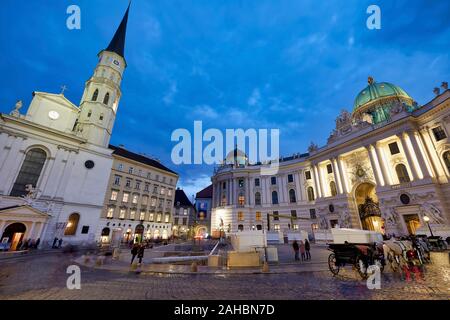 Il Palazzo Imperiale Hofburg e la chiesa di San Michele in Michaeler Platz. Vienna Austria Foto Stock