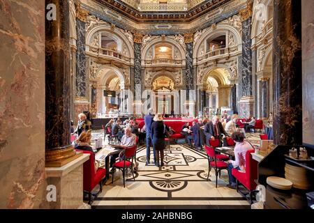 Il café all'interno del Kunsthistorisches Museum. Vienna Austria Foto Stock