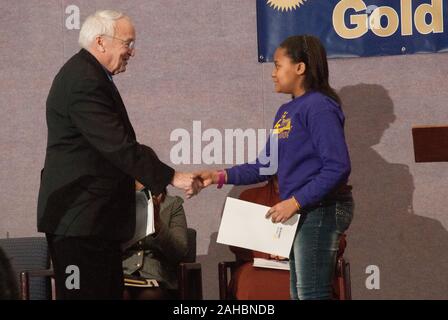 Agricoltura Sotto Segretario Kevin W. Concannon è stato introdotto da e salutato il podio dal corpo studentesco Presidente, Elsie Whitlow rifornisce di libertà della Comunità carta pubblica scuola mercoledì 2 febbraio, 2011. Sotto Segretario Concannon ha presentato il primo Gold Award di distinzione a Washington D.C. a questa scuola, un partecipante alla scuola HealthierUS Challenge (HUSSC). Saranno ora tenere la certificazione e di distinzione per quattro anni. L'obiettivo dell'HUSSC è di migliorare la salute dei bambini della nazione promuovendo più salubri gli ambienti della scuola. La sfida criteri comprendono quattro maj Foto Stock