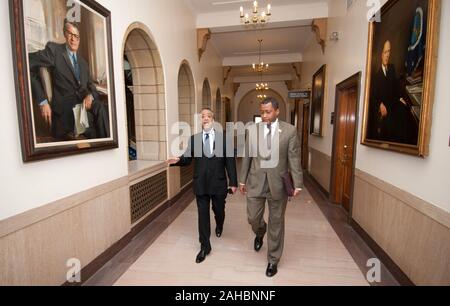 Al reverendo Sharpton, Jr. è scortato attraverso le sale del dipartimento dell'agricoltura, dall'Assistente Segretario per i diritti civili Il dottor Joe Leonard lunedì 28 febbraio, 2011; a Washington D.C. Il rev. Sharpton è il keynote speaker a oggi la African American History Mese programma; il suo argomento è "Diritti Civili in età di Obama." Alla loro sinistra e destra sono i ritratti del passato ai segretari di agricoltura, Lothrop Orville Freeman (in office 1961-1969) e Charles Franklin Brannan (1948-1953). Foto Stock