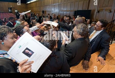 A seguito di un discorso dal reverendo Al Sharpton, Jr. (firma un autografo), presso il Dipartimento di Agricoltura americano africano Storia Mese programma, decine di persone del pubblico sono state in grado di soddisfare il Rev. Sharpton, avere le foto scattate con lui e ricevere un autografo da lui lunedì 28 febbraio, 2011; a Washington D.C. Il rev. Sharpton il tema è "Diritti Civili in età di Obama". Foto Stock