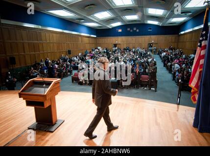 Al reverendo Sharpton, Jr. si allontana dal podio a una standing ovation dopo il suo discorso presso il Dipartimento di Agricoltura americano africano Storia Programma mese, lunedì 28 febbraio, 2011; a Washington D.C. Il rev. Sharpton il tema è "Diritti Civili in età di Obama". Foto Stock