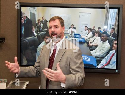 Chris Smith, Chief Information Officer accoglie studenti da Springbrook High School, Accademia di Information Technology in Silver Spring, Maryland ha visitato il Reparto di Stati Uniti dell'agricoltura Mercoledì, 13 aprile 2011. USDA detiene un Information Technology Job Shadow Day ogni anno. Si tratta di un opportunità per gli studenti di scuole superiori per apprendere le informazioni di ampiezza e profondità di information technology at USDA e come esso viene applicato il dipartimento. Foto Stock