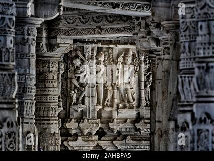 Tempio di Ranakpur figure scolpite sulla parete del Rajasthan in India. Foto Stock