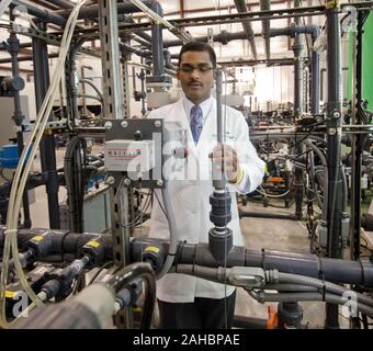 Bioprocesso alghe Field Engineer Thiruvenkadam Viswanathan al bioprocesso alghe facility della verde pianura di energia rinnovabile (GPRE), Inc. (GPRE) controlla un controllo e monitoraggio di sistema su Venerdì, Aprile 15, 2011. Questa operazione è co-situato all'interno di GPRE etanolo della fabbrica dove bioprocesso alghe tecnologia è usato per il trattamento di prodotti di scarto, anidride carbonica, riciclata calore e acqua per produrre in massa le alghe. Alghe di questo impianto sono utilizzati per i mangimi animali, prodotti farmaceutici e prodotti di bellezza. Foto Stock