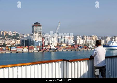 Durazzo, Albania, 4 Luglio 2019: passeggeri si erge sul ponte e guarda a Durazzo in Albania durante la manovra di docking Foto Stock