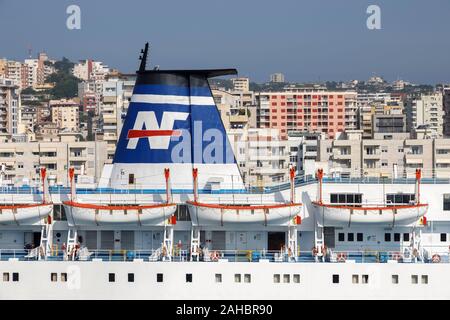 Durazzo, Albania, 4 Luglio 2019: Close up di un camino di un traghetto passeggeri nel porto di Durazzo con la città sullo sfondo Foto Stock