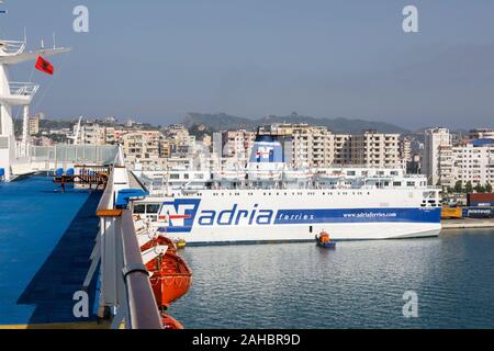 Durazzo, Albania, 4 Luglio 2019: Passenger ferry naviga nel porto di Durazzo al molo designato Foto Stock